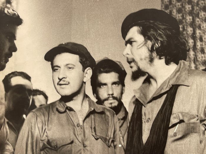 Perfecto Romero (1939) - ( XL Photo ) Lider Che Guevara tras la victoria en la ulitima batalla para la victoria de la
