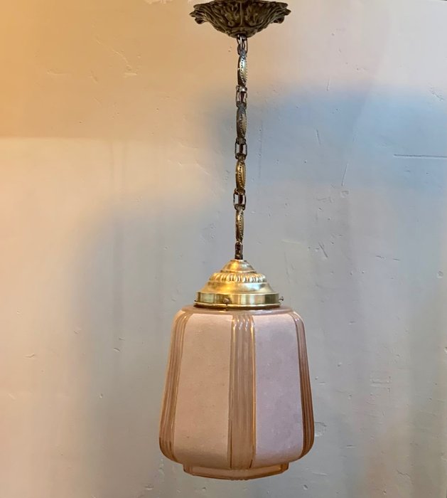 吊顶灯 - 柔和的玫瑰色玻璃和铜制吊灯