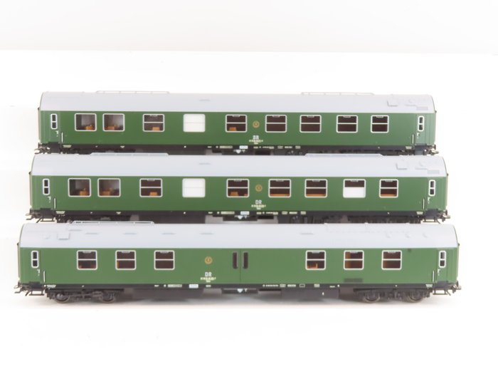 Tillig H0 - 70046 - Ensemble de wagons de passagers pour trains miniatures (1) - 3 wagons de train express à quatre essieux - DR (DDR)