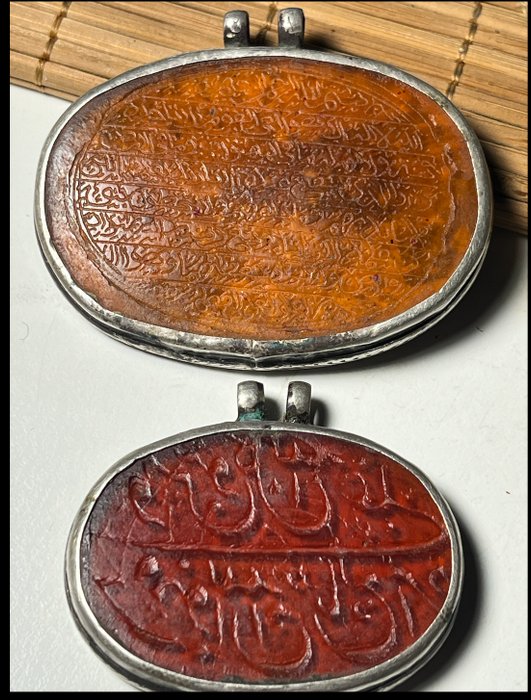 Dois pingentes com caligrafia islâmica - Prata, cornalina - Irão - Dinastia Qajar (1796 - 1925)
