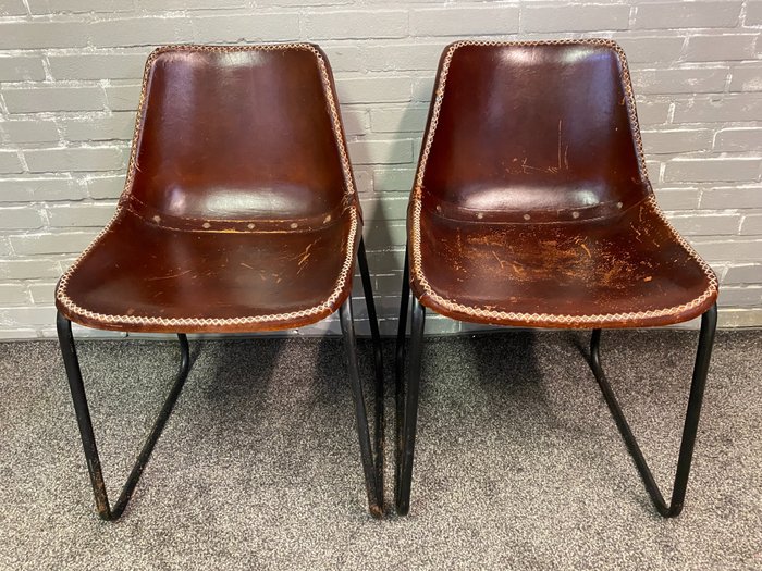 椅子 - 两把椅子 - 钢架，带皮革覆盖的塑料座位区
