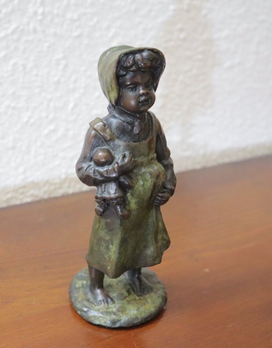 Sculpture, Escultura de una niña sosteniendo una muñeca - 16 cm - Patinated bronze