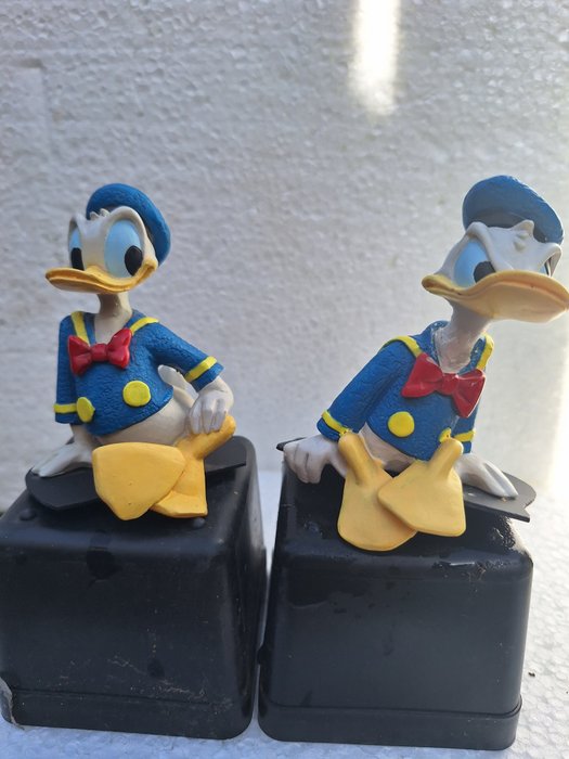 Reklám figura - Disney/Enesco sorozat Donald kacsa ül, nevet és dühösnek néz - 1990-2000