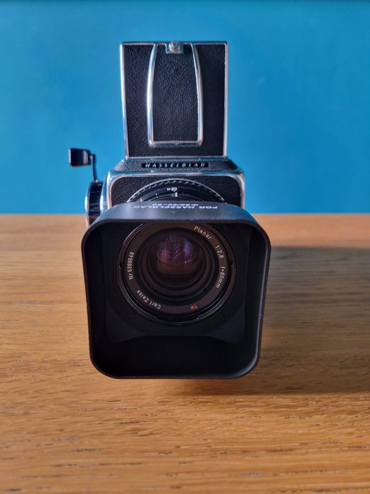 Hasselblad 500C/M + Zeiss Planar T* 80/2.8 + A12 + acc. 120 / câmera de formato médio