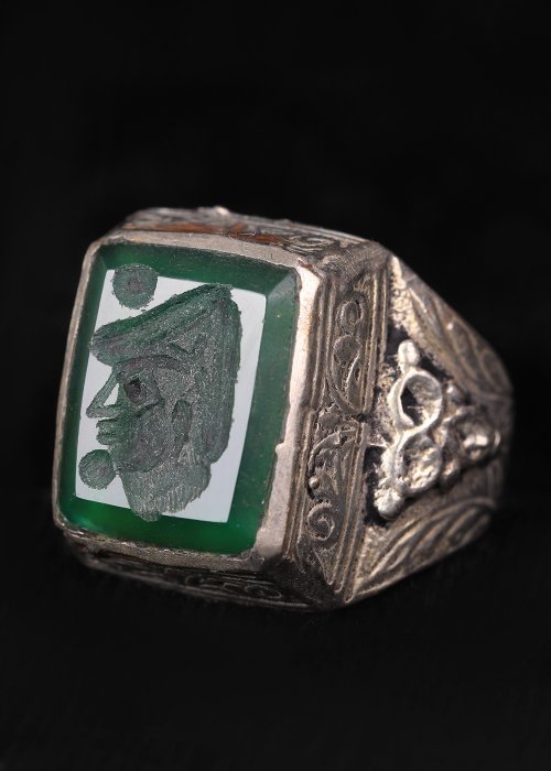 imperio Otomano Metal plateado Anillo con calcografía de piedra dura verde con perfil  (Sin Precio de Reserva)