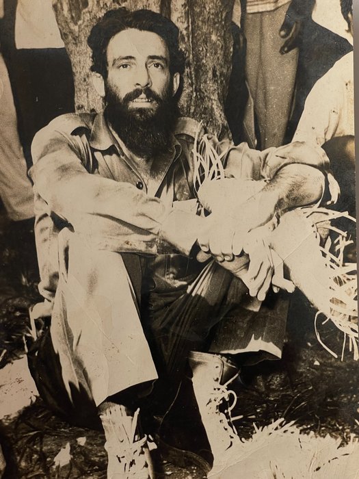 Alberto Korda (1928-2001) - Lider Camilo Cienfuegos descansando sentado en el suelo, Revolución , La Habana, Cuba, 1959.