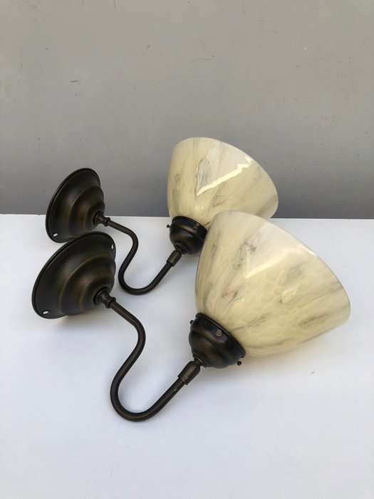 Lumi - Fali lámpa - Két falilámpa bronz színű sárgarézből, márványozott opálüveg ernyőkkel.