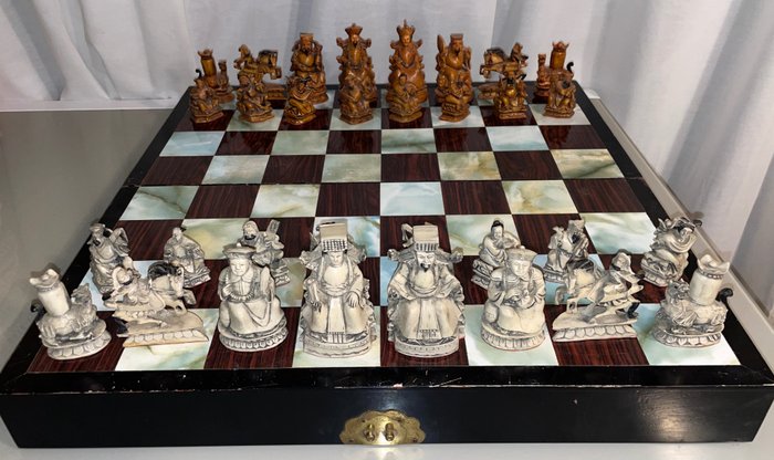 Schachspiel - jeu d'échec en jade sculpter - Holz