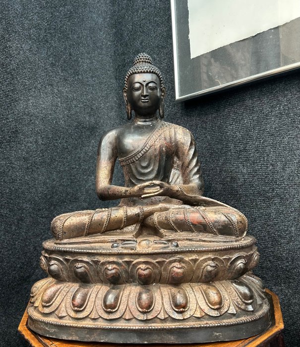 Grote boeddha zittend op dubbele lotus - Brons - Tibet/Nepal - Eind 20e eeuw- 21e eeuw