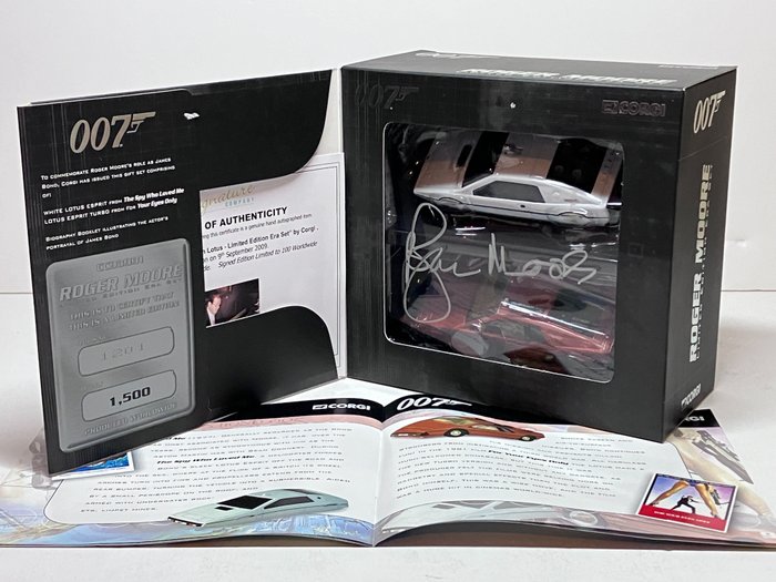James Bond 007: The Spy Who Loved Me - Corgi Lotus New Era Set - Limited edition - signed by Roger Moore , with COA and photoproof - Corgi legetøj