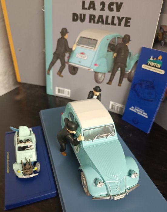 Tintin – 2 modelauto’s – 1/24 + 1/43 – de 2 cv van de rally + de kapotte 2 cv – Moulinsart / Hachette / Atlas