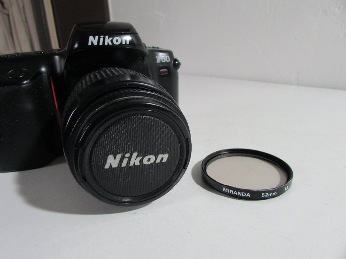 Nikon F 50 + AF Nikkor 1 : 4-5.6 / 35-80 mm Fotocamera analogica