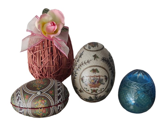 Temasamling - 4 glassegg i Fabergé-stil i malt keramikkboks