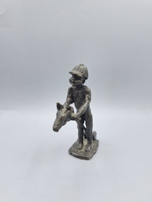 Astrid Veldhuyzen-Koppen - Skulptur, Jongen op stokpaardje - 12 cm - Brons