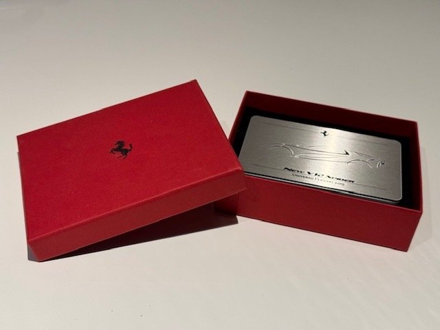 Greutatea hârtiei - Ferrari - Ferrari 812GTS Superfast VIP Gift Universe 2019 Display Paper Weight Man Cave in Box - 2000