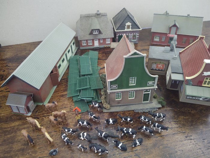 Kibri, Piko, Pola, Holland Scale, Auhagen H0 - 模型火車建築 (11) - 有動物、柵欄和荷蘭村莊建築的農場