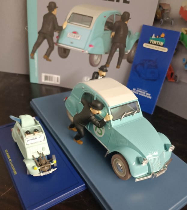 Tintin - 2 model cars - 1/24 + 1/43 - the 2 cv of the rally + the broken 2 cv - Moulinsart / Hachette / Atlas