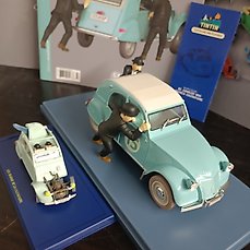 Tintin – 2 modelauto’s – 1/24 + 1/43 – de 2 cv van de rally + de kapotte 2 cv – Moulinsart / Hachette / Atlas