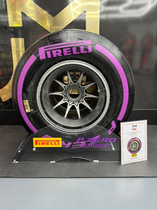Kompletna opona (na kole) - Pirelli - Red Bull 2016 Tire complete on wheel + stand