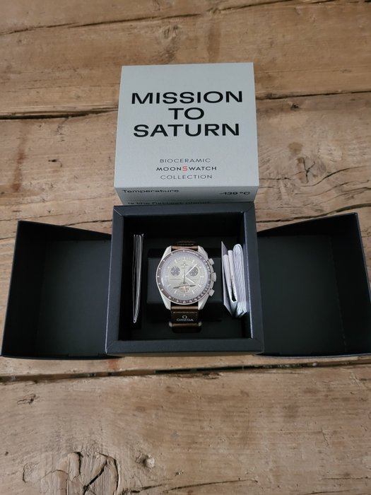 Swatch - MoonSwatch - Mission to Saturn - Zonder Minimumprijs - Unisex - 2023 Swatch x Omega-missie naar Saturnus