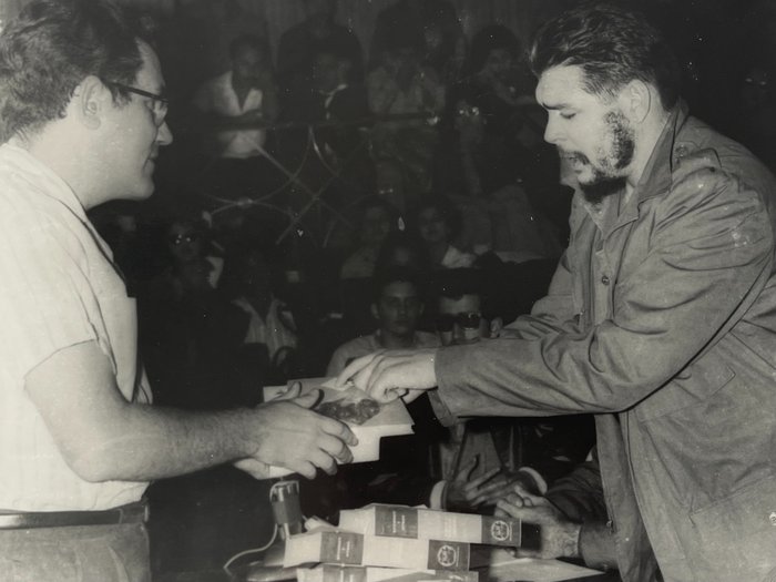 Perfecto Romero (1939) - Lider Che Guevara entregando libros a los voluntarios como regalo por los trabajos, La