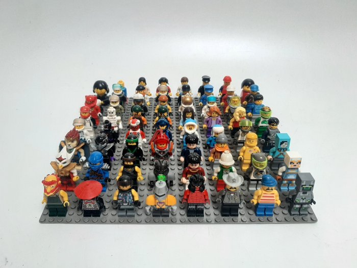 Lego - 64 Minifigures