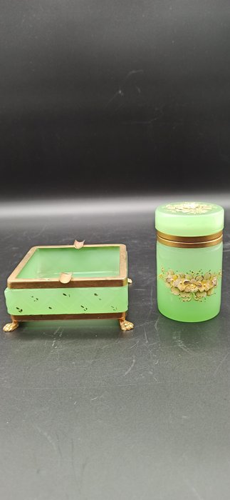 珠宝盒 - 十九世纪法国厚重乳白玻璃烟灰缸