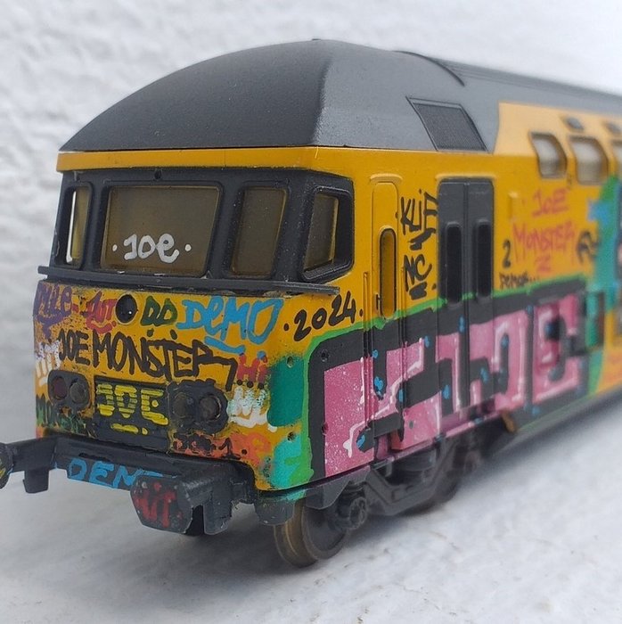 Lima H0 - 149723K - Vagón de tren a escala (1) - "Panda"; Carro del puesto de dirección con graffiti en miniatura realizado profesionalmente. - NS