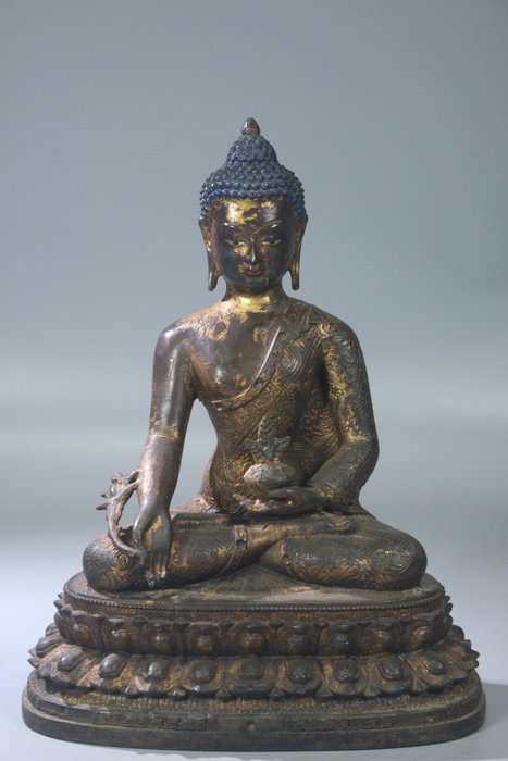 This is a seated statue of Sakyamuni Buddha with a cheerful and kind face. - Métal - Chine  (Sans Prix de Réserve)