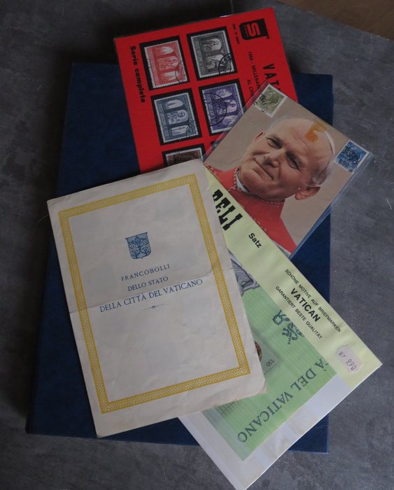 梵蒂冈城  - 相册里装满了 MNH 梵蒂冈邮票和一些带有邮票的散装卡片