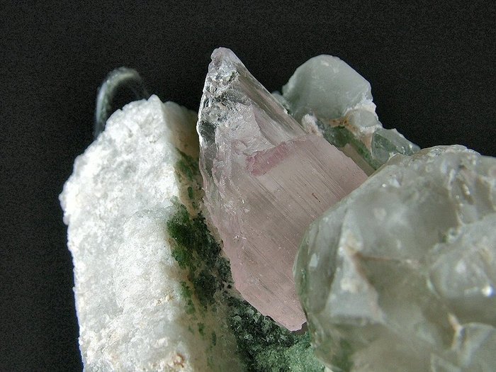CW1123 Ενδιαφέρον Kunzite με Quartz, Elbaite και Muscovite Κρύσταλλοι στη μήτρα - Ύψος: 114 mm - Πλάτος: 125 mm- 1159 g - (1)