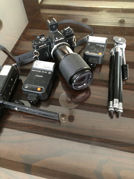 Minolta XD7 + 80-200mm + Acc. Analoginen kamera