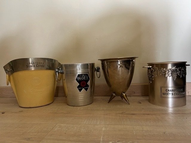 香檳冷卻器 (4) -  Lanson 香檳、Moët et Chandon (2) 和三腳架上的 Cooler - 錫合金/錫