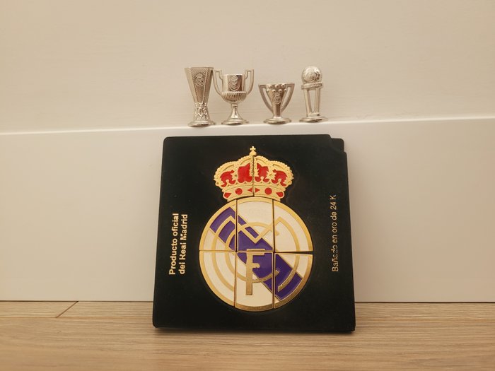 Real Madrid - 1999 - Scutul oficial Real Madrid scăldat în aur de 24K + 4 trofee Mini Real Madrid 