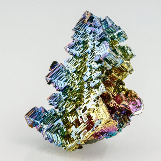 Einzigartiges Regenbogenwismut: Außergewöhnliches Mineral aus einem englischen Labor Kristalle - Höhe: 6.5 mm - Breite: 5 cm- 108 g