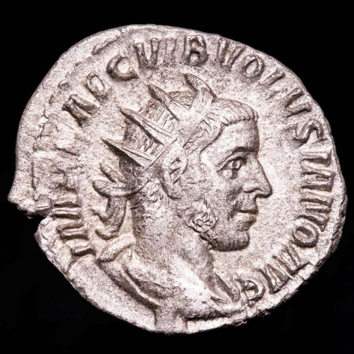 Rooman imperiumi. Volusian (AD 251-253). Antoninianus Rome mint. PIETAS AVGG, Pietas standing left, raising both hands, altar to left.  (Ei pohjahintaa)