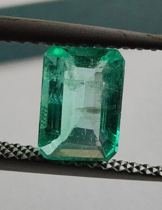 Minor oil vivid green Emerald - 0.95 ct