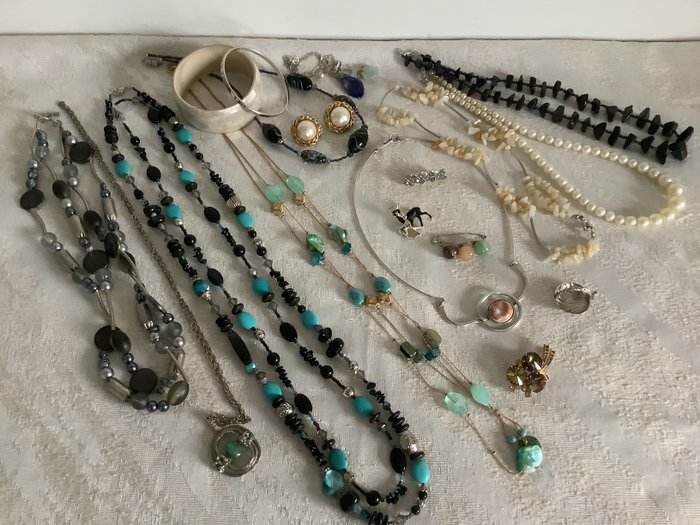 Tema-samling - Samling av olika smyckesbroscher, halsband, armband totalt 19 stycken