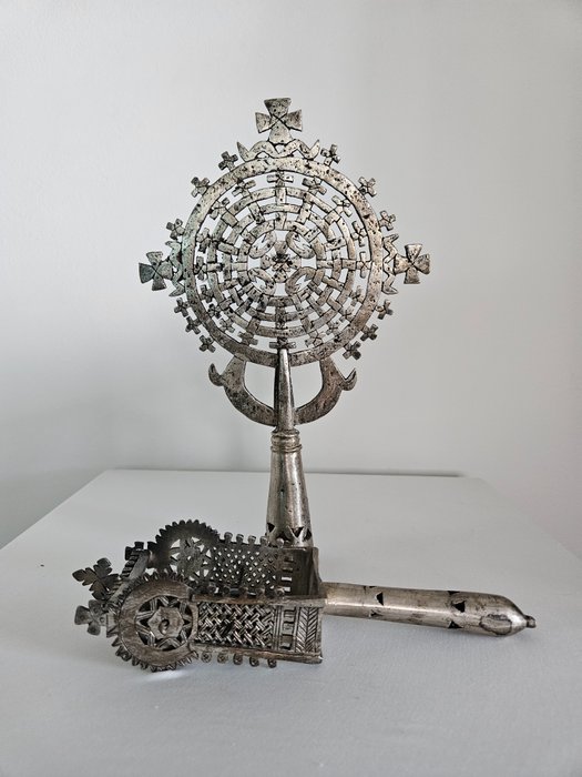 Religiöse und spirituelle Objekte - Koptisches Prozessionskreuz und ein Sistrum (2) - Kupfer, Silber - 1910-1920