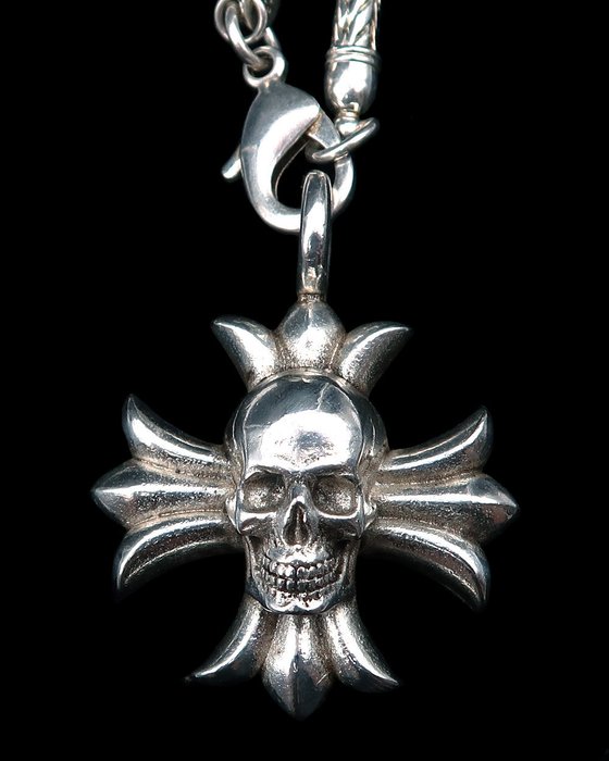 Collier de protection orné d'une croix ornée d'un crâne - Mémento Mori - force et courage - Collier