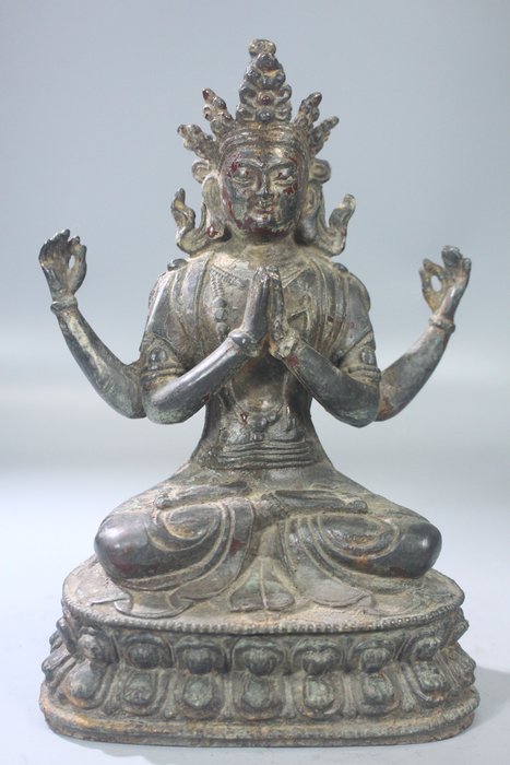This is a bronze four-armed seated Bodhisattva with a cheerful and kind face. - 青銅色 - 中國  (沒有保留價)