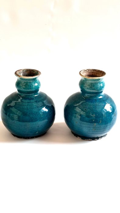 Pareja de jarrones de cerámica con esmalte turquesa. - China - siglo 20