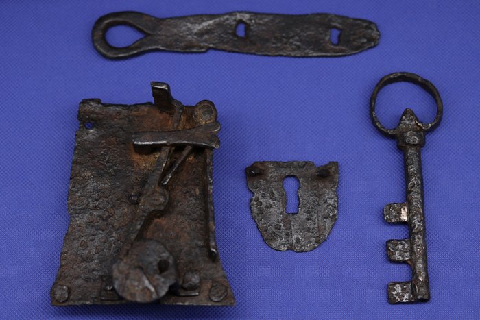 Middelalder (Gotisk) - Stort jern dekoreret Lås + nøgle - 15 cm  (Ingen mindstepris)