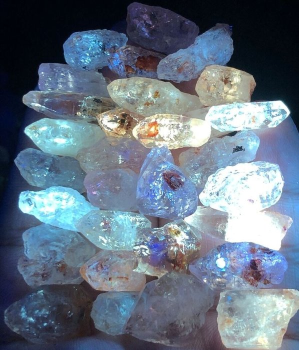含有石油包裹體的鑽石石英 螢光 - 高度: 30 mm - 闊度: 11 mm- 60 g - (30)