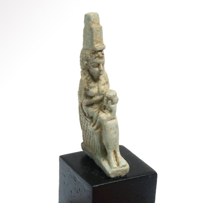 Oud-Egyptisch Faience Figuur van zittende Isis met baby Horus-amulet
