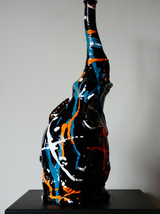 Vas -  Stor vas som föreställer en elefant  - Keramik, droppande färg
