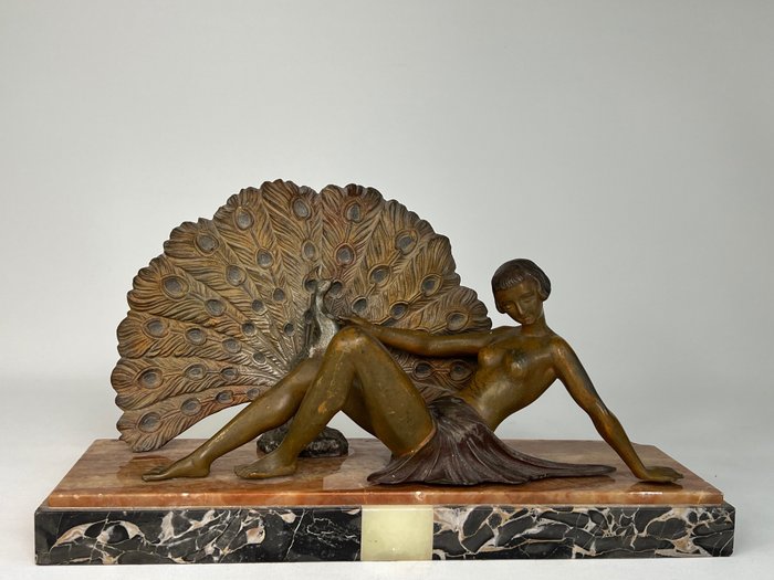 Limusin - Escultura, Bailarina con Pavo Real - 21 cm - Metal patinado y base de onix