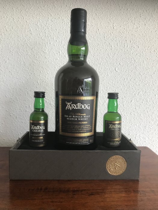 Ardbeg - Ardbog with Uigeadail & Corryvreckan miniatures - Original bottling  - 5 cl, 70 cl - 3 flaskor