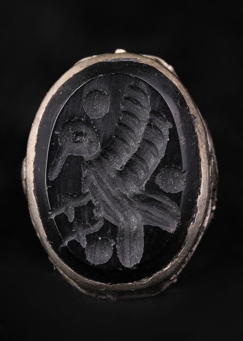 奧斯曼帝國 銀金屬 黑色硬石凹雕鳥戒指  (沒有保留價)