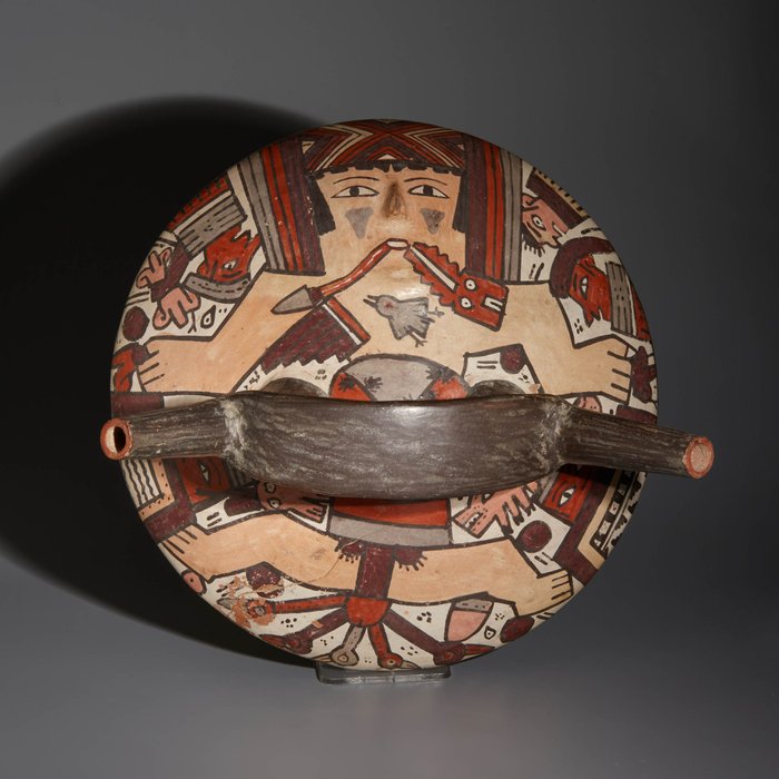 秘魯納斯卡 Terracotta 容器帶有雙噴嘴手柄，中央有男性形象。西元 300-600 年。 15.3 公分。